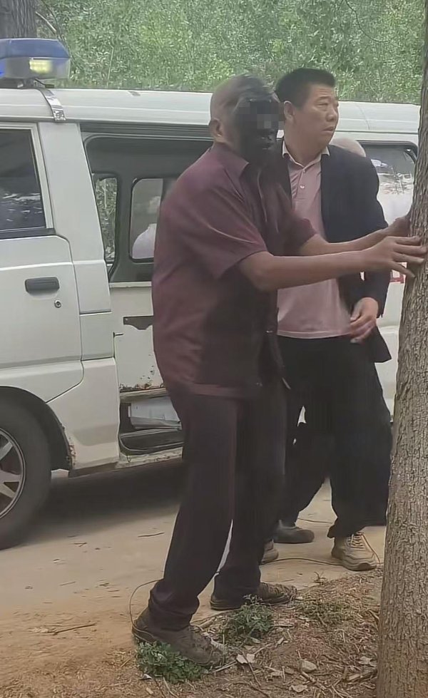 股牛配 河南七旬老人捡烟花被崩伤 亲属：右眼难保，平时以捡废品为生