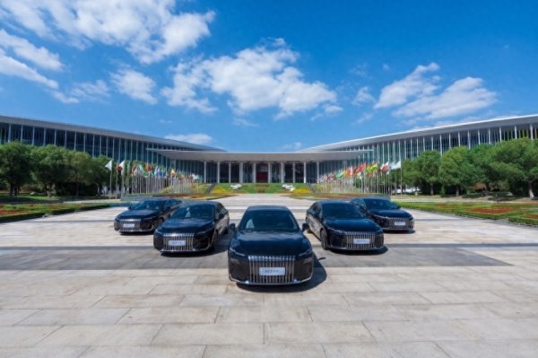 高开网 荣威M7 DMH担任第八届进博会政要接待用车 彰显“中国智造”新高度